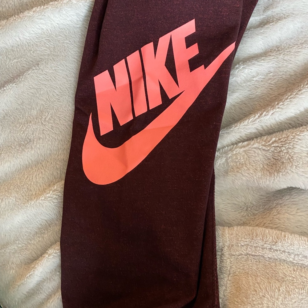 Nike like new leggings maroon color size large super cute
